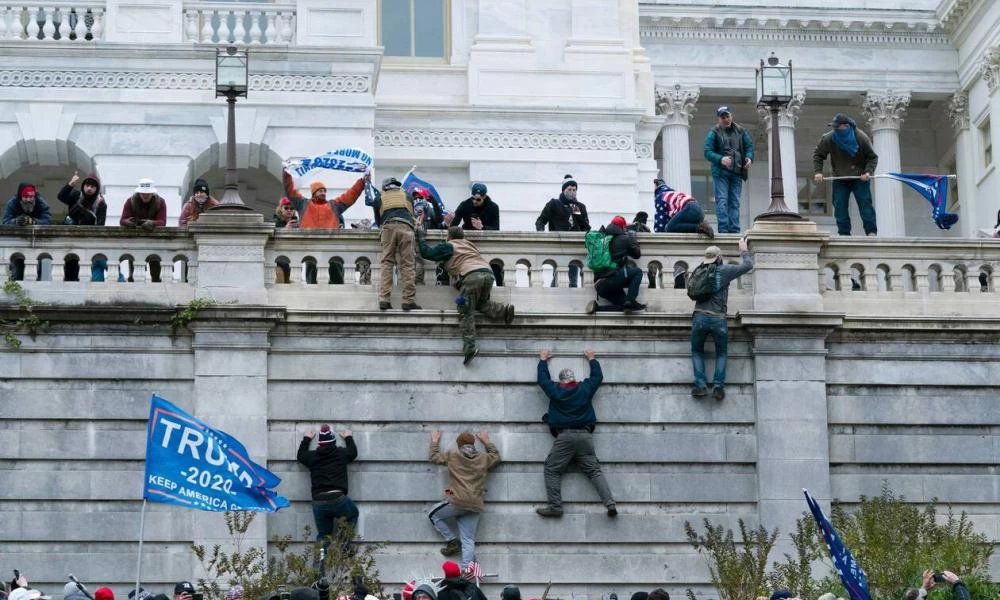ΗΠΑ: Τουλάχιστον 25 υποθέσεις εσωτερικής τρομοκρατίας άνοιξαν μετά την εισβολή στο Καπιτώλιο